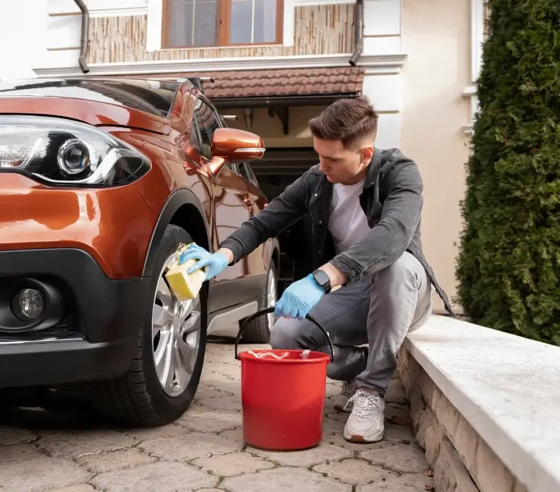 Lavage auto à domicile Beaupréau-en-Mauges : professionnel intervenant sur un véhicule
